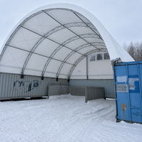 Abri de stockage en acier et PVC de 40' de large x 38' de long avec mur d'extrémité semi-rigide et structure en tissu