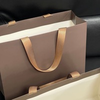 Sac fourre-tout en papier mat personnalisé avec logo, poignée en satin, sac cadeau de luxe pour boutique de vêtements