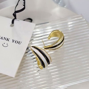 Pendientes Largos Personalizados de Alta Gama, Estilo Vintage Retro, con Diseño de Cebra, Gota de Aceite, Color Negro y Blanco, Aleación Chapada en Oro para Mujer - Product Image 5