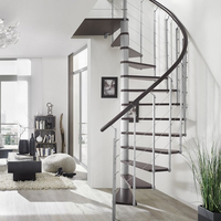 Escalier en colimaçon de luxe avec marches en bois et garde-corps en acier, design artistique pour intérieur