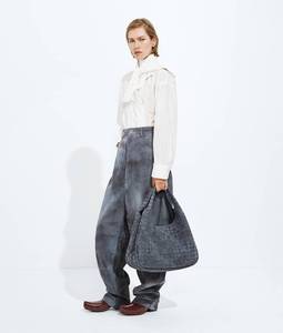 Sac à bandoulière Bottega BV Travel Campana avec silhouette archivistique en cuir intrecciato souple et fermeture à nouer Veneta - Product Image 5