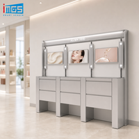 Unité murale d'affichage de beauté OEM avec écran LCD triple intégré et boîte à lumière LED, conception modulaire personnalisée pour les magasins de cosmétiques