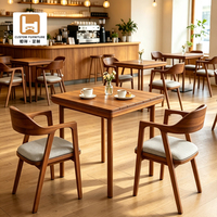 Table de salle à manger carrée en bois à lattes aspect teck avec base en métal noir pour jardin, restaurant, vente en gros, usine