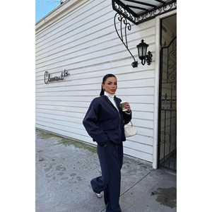 Ensemble de costume bleu marine pour femme avec détail poche et pantalon - Product Image 2