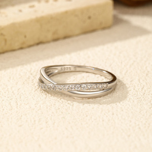 แหวนเงินแท้ 925 แบบ Eternity Band ประดับเพชรทรงกลมเจียระไนแบบ Brilliant Cut ด้วยเทคนิค Pave Setting ดีไซน์คลาสสิก เหมาะสำหรับทั้งชายและหญิง ใช้เป็นแหวนแต่งงาน - Product Image 3