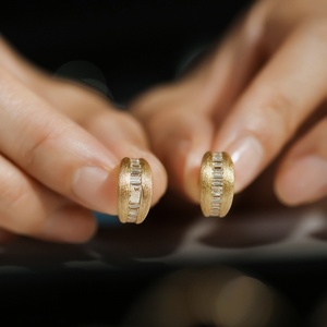 Orecchini a Cerchio Retrò Aimgal, Gioielli Raffinati in Argento 925 Placcato Oro 18K, Lavorazione Italiana Spazzolata, Regalo di Lusso per Matrimonio - Product Image 3
