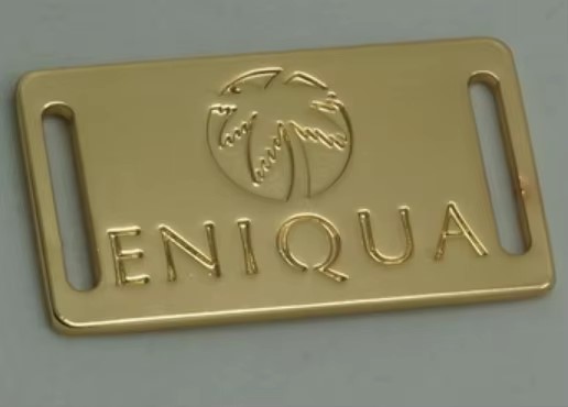 colgar chapado en oro