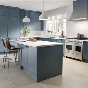 Armoires de cuisine classiques de style Shaker gris-bleu avec poignées noires <span class=keywords><strong>et</strong></span> plan de travail en marbre, placards en <span class=keywords><strong>bois</strong></span> sur mesure en forme de U pour la maison - Product Image 1