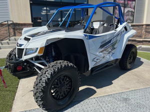 Véhicule tout-terrain Wildcat XX SE blanc et bleu, 4x4, avec roues noires et cage de sécurité - Product Image 5