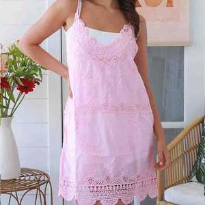 Nuevo vestido mini rosa con encaje bordado en forma de abanico y cuello en V, personalizado, 100% algodón bordado. - Product Image 4