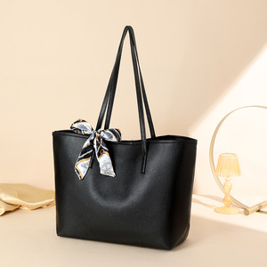 Sacs à Main en <span class=keywords><strong>Cuir</strong></span> PU de Luxe Grande Capacité pour Femmes, <span class=keywords><strong>Sac</strong></span> Fourre-tout avec Foulard en Soie et Nœud, Sacs à Bandoulière Unique pour <span class=keywords><strong>Femme</strong></span>, Marque Personnalisée - Product Image 2