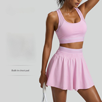 Ensemble jupe de tennis taille haute personnalisée et vêtements de pickleball respirants avec soutien-gorge de sport intégré et coussinet de poitrine pour femmes