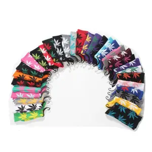 Vente en gros de chaussettes de sport hip-hop de rue colorées chaussettes en coton feuille d'érable chaussettes décontractées pour hommes heureux