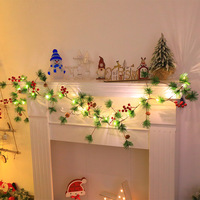 Guirlande de Noël en aiguilles de pin avec lumières LED, baies rouges et clochettes, décoration suspendue pour cheminée, jardin, intérieur et fêtes