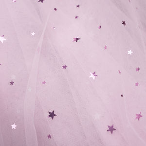 Cape de princesse magique personnalisable pour filles, rose, à sequins étoilés, en tulle, à capuche, avec ourlet asymétrique et fermeture à nouer au cou - Product Image 4