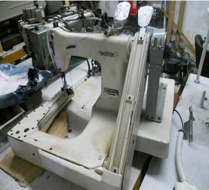 Buen precio <span class=keywords><strong>Brother</strong></span> 925 Manual de doble aguja de alimentación de brazo máquina de coser para Material grueso - Product Image 4
