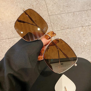 เฉียนไนแว่นกันแดดทรงเหลี่ยมกรอบโลหะ กรอบสีทองยูวี 400 ผู้หญิงแฟชั่นกรอบใหญ่ประเภท 3 แว่นกันแดดเลนส์ Ac - Product Image 2