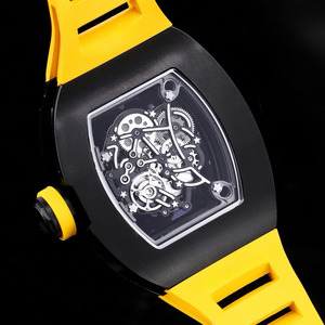 L'orologio di colore giallo presenta un design scheletrato e un vero tourbillon, rendendo IT un orologio meccanico da uomo di lusso - Product Image 5