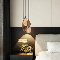 Collection d'éclairage de luxe : lustres, suspensions en albâtre et appliques murales pour la décoration intérieure d'hôtels et de maisons