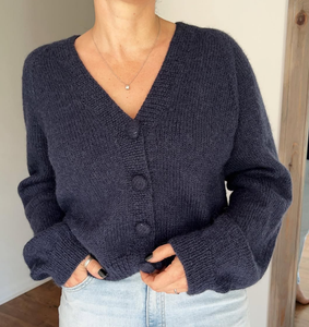 Cárdigan de punto de seda suave de manga larga con cuello en V para mujer, informal y acogedor, al por mayor, suéter de invierno estampado a la moda con logotipo frontal - Product Image 2