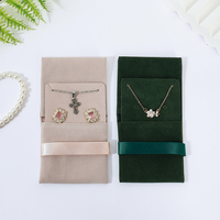 Organisateur de bijoux A1 beige doux et vert forêt avec support pour collier, poche pour pendentif et sangle de maintien pour emballage de vente au détail