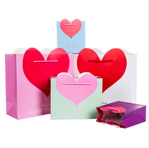 Elegante Borsa a Forma di Cuore, Sacchetto di Carta Rosso a Cuore Disponibile per Matrimoni e San Valentino - Product Image 5