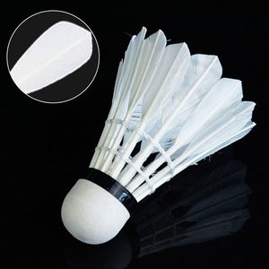 Set di volano Premium da Badminton da 12 pezzi sughero da allenamento bianco Super resistente con anatra e piuma d'oca per l'uso da torneo - Product Image 1