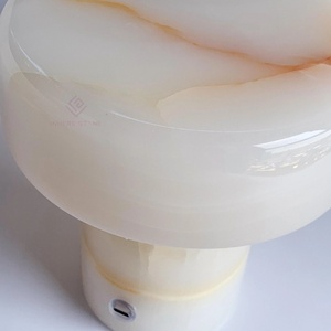 โคมไฟหินธรรมชาติหยกโอนิกซ์หรูหราสำหรับตกแต่งโต๊ะข้างเตียง - Product Image 5