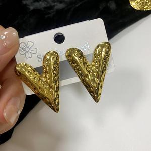 Boucles d'oreilles clous géométriques martelées en acier inoxydable <span class=keywords><strong>plaqué</strong></span> <span class=keywords><strong>or</strong></span> 18 carats, motif cinq feuilles, style rétro et tendance MW - Product Image 3