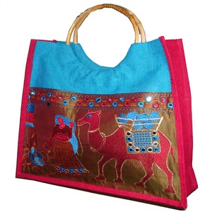 Sac fourre-tout bohème brodé avec motif chameau, rouge et bleu, en feutre non tissé, style ouvert - Product Image 1