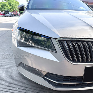 Autocollants de recouvrement de phares de voiture pour Skoda Superb B8 2016-2018 Noir brillant/Aspect carbone Kit carrosserie Tuning - Product Image 6