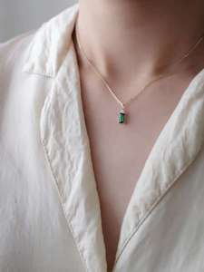 Collar con colgante de oro amarillo GOL Dtutu al por mayor, dije rectangular verde, mini, elegante y moderno Kj450 para fiestas y abuelas - Product Image 6