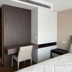 Armoire de chambre à coucher avec coiffeuse intégrée - Product Image 4