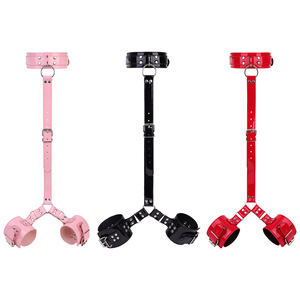 Collier en cuir brillant avec menottes inversées intégrées, jouet sexuel SM pour jeux adultes - Product Image 1