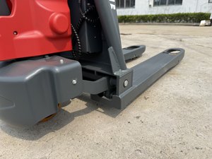Transpalette électrique EPG115 1.5T : 48V/10Ah Li-Ion, commande Curtis, fourches de 1150 mm, roues en PU. - Product Image 6