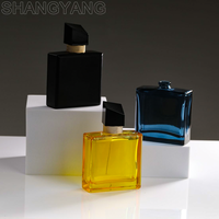 Vente en gros de flacons de parfum modernes et luxueux de 50 ml, carrés plats, couleur originale personnalisée, verre avec bouchon noir et vaporisateur à pompe