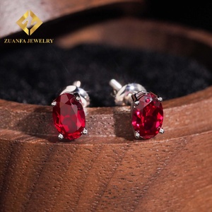 Boucles d'oreilles clous en or massif 10 carats avec rubis, saphirs et émeraudes de laboratoire, et diamants de laboratoire colorés NGIC - Product Image 6
