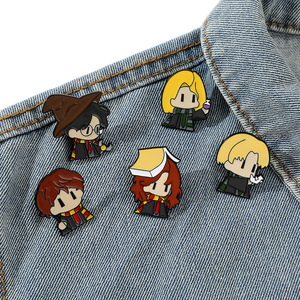 Sming Pins Magic Cartoon Movie Esmalte Pin Amarillo y Rojo Bufanda Wizard Metal Solapa Insignia <span class=keywords><strong>Academia</strong></span> Aleación Broche - Product Image 1