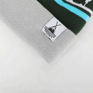 Chapeau d'hiver unisexe personnalisé en acrylique de haute qualité, bonnet de ski chaud, bonnet en tricot jacquard avec pompon, logo tissé sur étiquette - Product Image 4