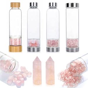 Bouteille d'eau Elixir d'usine pour la guérison par les pierres précieuses, bouteille d'eau en verre avec des copeaux de quartz rose, bouteille d'eau en cristal - Product Image 1