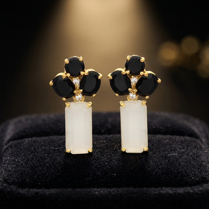 Nouveauté : Boucles d'oreilles pendantes rectangulaires et ovales en argent sterling 925 plaqué or 14 carats avec calcédoine laiteuse et onyx noir - Product Image 3