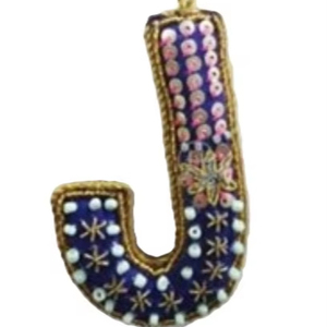 Monograma de tela morada de primera calidad con bordado dorado, aplique del alfabeto indio Zardozi con la letra J, pieza decorativa del fabricante. - Product Image 1