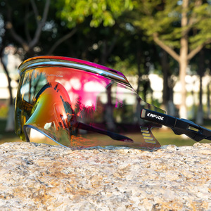 Gafas de sol para ciclismo KAPVOE, lentes fotocromáticas, a prueba de viento, montura completa, correa ajustable, gafas deportivas multifuncionales - Product Image 2