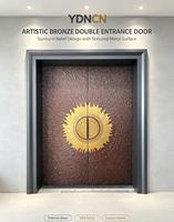 Porte d'entrée double coulissante YDNCN de luxe en aluminium moulé martelé bronze foncé, sculptée 3D artistique en forme de soleil doré