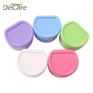 กล่องใส่ฟันปลอมแบบพกพา DeCare Dental Prosthesis Case รูปทรงครึ่งวงกลม ทำจากพลาสติก สำหรับเก็บฟันปลอมและอุปกรณ์จัดฟัน สีขาว เขียว ชมพู ม่วง ฟ้า - Product Image 1