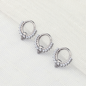 Anelli per il Naso in Titanio F136 Stile Vintage con Zirconi a Cuore e Quadrati, Piercing per il Naso con Fissaggio a Vite, Gioielli in Argento e Oro - Product Image 1