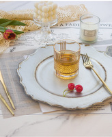 XiangJin Peint À La Main Blanc Assiette De Mariage Vintage Fleur Forme Or Jante Chargeur Décoratif Vaisselle En Plastique pour Un Usage Domestique
