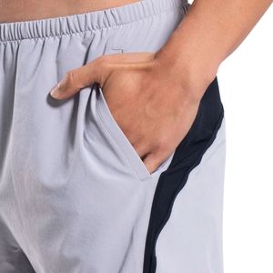 Shorts de course légers pour hommes gris clair et noir avec empiècements, pour l'entraînement, la gym, le sport et les activités sportives, avec poches latérales - Product Image 5