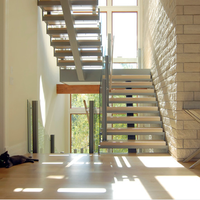 Kit d'escalier droit flottant moderne en poutres d'acier, design d'escalier droit en bois