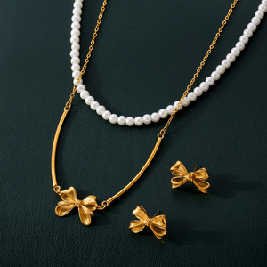 Ensemble de boucles d'oreilles collier en acier inoxydable or 18 carats perle d'eau douce double couche avec nœud en forme de coeur chaîne à maillons tendance pour cadeaux - Product Image 1